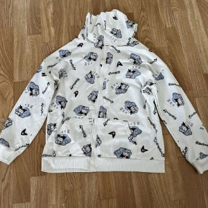 Sanrio tröja  - Säljer denna super söta sanrio tröjan!! Använd några gånger men i bra skick!!  (Katt och hund i hemmet)