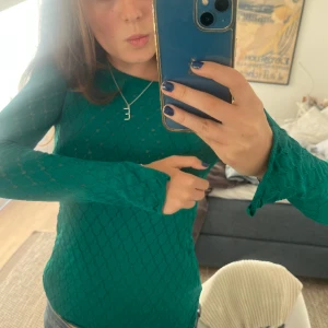 Sandro spetsblus - Säljer denna fina fina sandro blus!! Perfekt till middag och nu till våren😇 Så fina detaljer, typ spets! Storlek xs-s! Använd fåtal gånger, pris kan diskuteras!