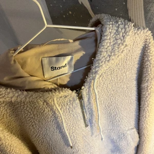 Stand Teddy hoodie  - Teddy hoodie från svenska märket stand Storlek L  Väldigt mysig och går både att styla men perfekt mys hoodie! Väl använd men inga fläckar eller konstigheter Nypris 3000kr