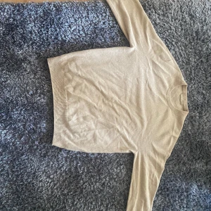 Kashmir tröja från gobi cashmere - Jag säljer en supersköna tröja från gobi cashmere, som jag endast användt en gång pg.a att den inte passar mig, nypris är cirka 2300kr och denna färg är slutsåld hos gobi.