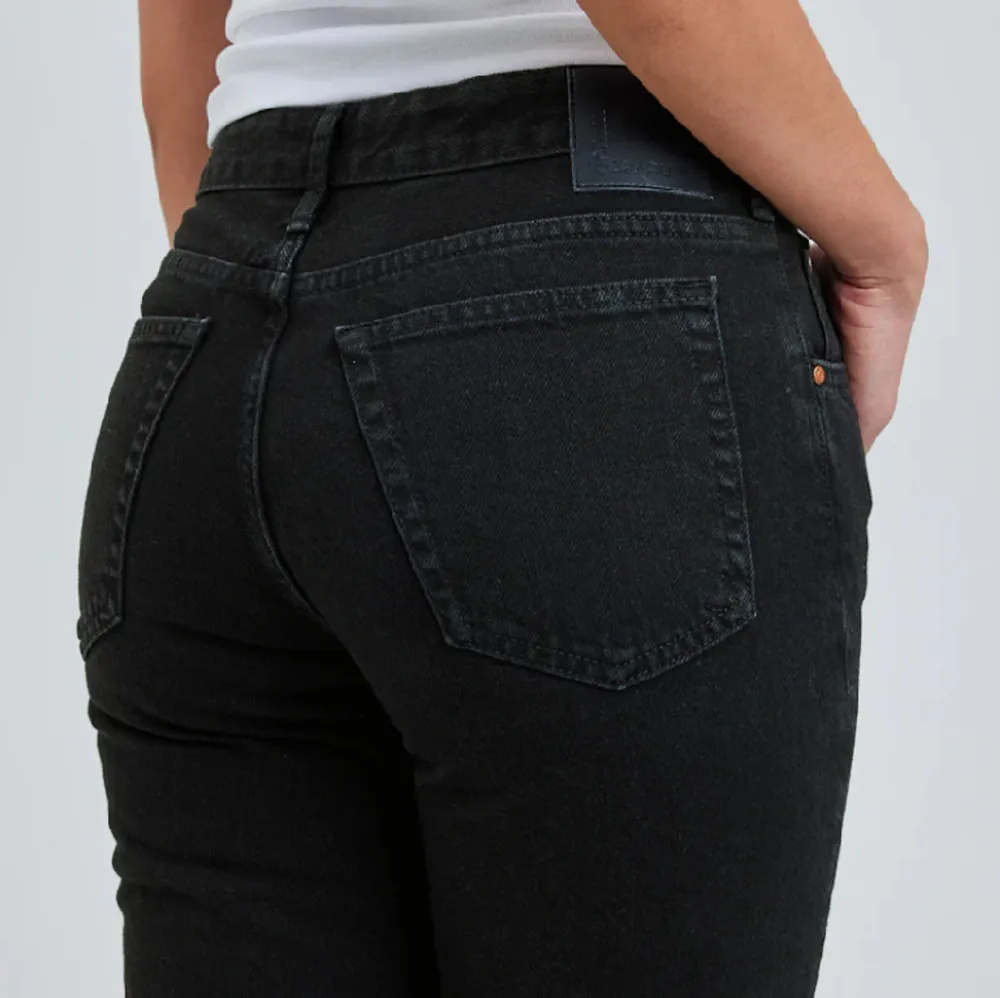 Helt oanvända jeans från BikBok, i modellen Low Straight 990. Prislappen borttagen. Säljes då de tyvärr var för stora. Nypris 699 + frakt.. Jeans & Byxor.