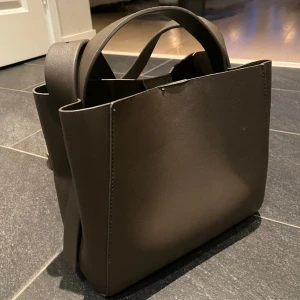 Väska Gina Tricot - MIDI BAG Grön Höjd: 23 cm Längd: 23 cm Vidd: 8,5 cm  Nästintill oanvänd! 