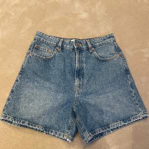 Jeans shorts i lite längre modell från zara, knappt använda🧡