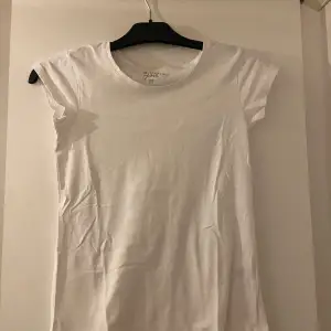 Säljer denna vita T-shirt från Ullared då den inte används då den va för liten. Skicket är fint och priser kan diskuteras hör av er vid frågor mm❤️