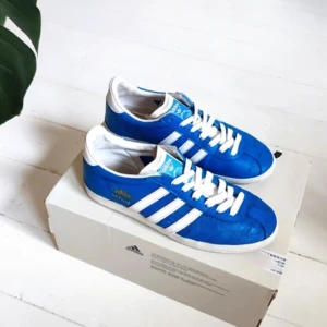 Adidas gazelle  - Super fina klarblåa adidas gazelle 💙priset kan diskuteras vid snabb affär :)