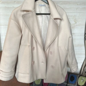 Design by si kappa - Säljer min vita kappa från design by si💕 köpt förra året i bra skick, köpt för 700 säljer för 400 