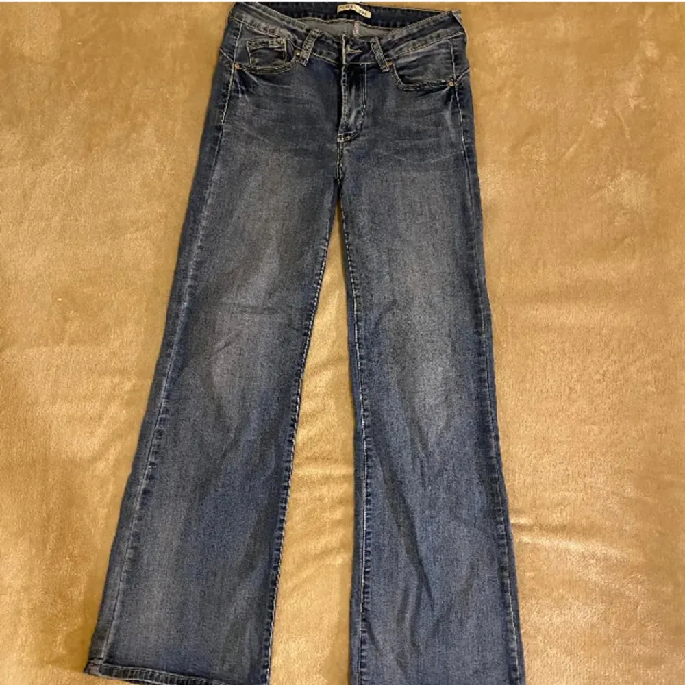 Midja(tvärs över): 38cm Innebenslängd: 80 cm Mörkblå flare jeans i bra skick, inga defekter.. Jeans & Byxor.