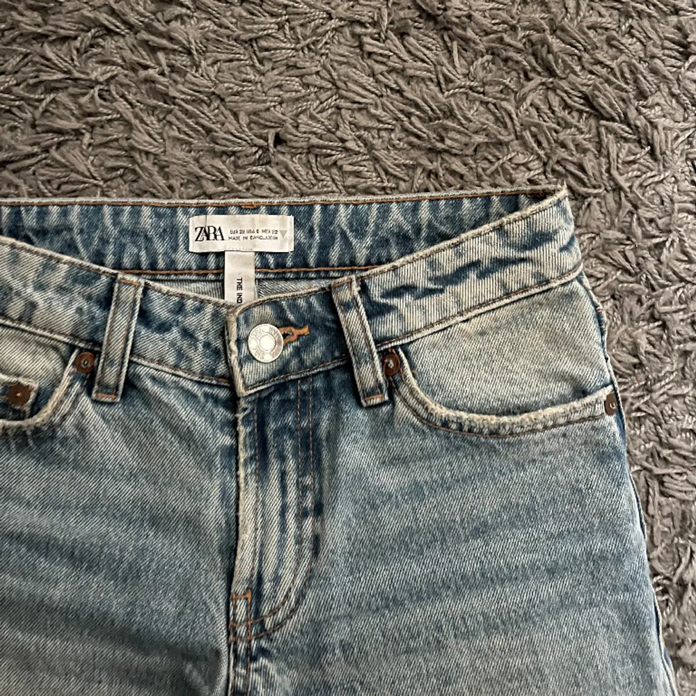Raka low waist jeans från Zara i storlek 32. De på sista bilden fast blå, färgen säljs inte längre.  Säljer för 200 kr, kan hämtas i Kalmar eller skickas mot fraktkostnad.. Jeans & Byxor.