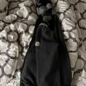 Moncler hoodie - Säljer nu min moncler hoodie som blivit för liten. Bara att skriva om det är några frågor.  Köparen står för frakten