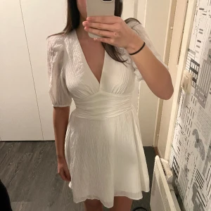 Klänning - Vit klänning, passande för student/skolavslutning. Storlek 34. Stretchig!
