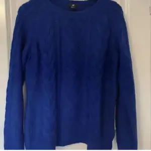 Jätte fin blå stickad tröja 💗postar direkt, pris kan diskuteras  Står L men är mer M 