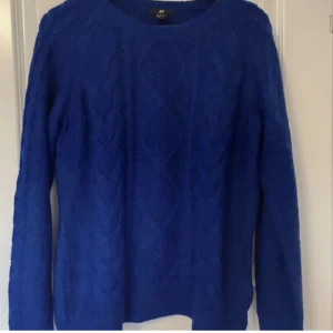 Stickad tröja  - Jätte fin blå stickad tröja 💗postar direkt, pris kan diskuteras  Står L men är mer M 