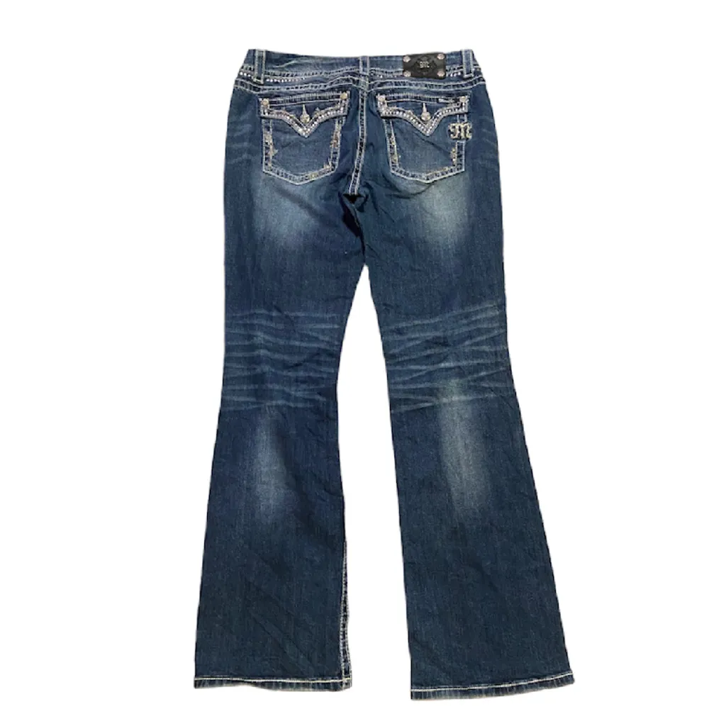 Miss me jeans i modellen ”JE8015E2L/EASY BOOT” Ytterbenet 110,5cm innerbenet 83cm och midjan rakt över 45cm. Kontakta vid intresse! . Jeans & Byxor.