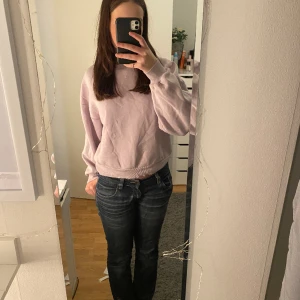 Lila tröja - Lila collage tröja från Gina