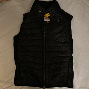 Parajumper väst - En jättefet Parajumper väst i storlek S som jag inte har användning för, passar perfekt till våren. Nypris -3000kr på CareOfCarl, säljer för -1150kr! Hör av dig till mig om du har några frågor 😊