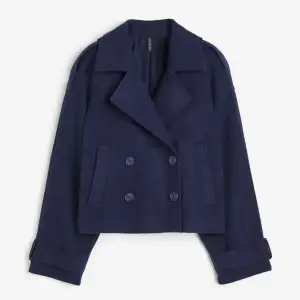 Säljer en super fin kort trenchcoat i mörkblått från Monki då den inte används pågrund av att jag har så många jackor 🥰 Skriv om du vill ha fler bilder så ska jag lösa det👌🏻