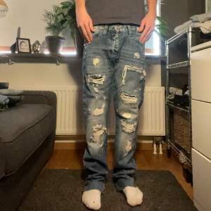 ripped distressed jeans me feeeta detaljer.