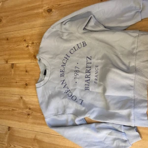 Sweatshirt ginatricot  - Säljer denna snygga blåa sweatshirten från ginatricot i strl xs säljer för 40:- nypris 279:- den är andvänd några ggr