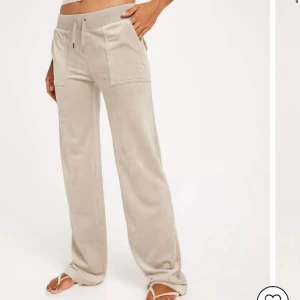 Juicy couture beige mjukisar, strlk S - Säljer mina fina juicy couture velour mjukisbyxor då de är för små för mig. Knappt använda. Storlek S. Pris kan diskuteras vid snabb affär. 