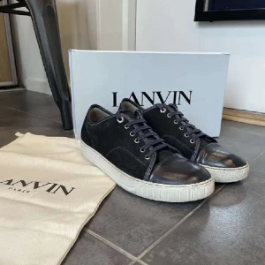 LANVIN SKOR - Lanvin skor i väldigt bra skick! Finns äktahetsbevis i form av kvitto. Box, dustbag och kvitto medföljer. Uk 9 vilket motsvarar 43.  Kan gå ner i pris vid snabb affär, hör av dig vid frågor!! 