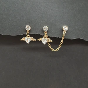 Handgjorda örhängen  - Handgjorda örhängen●Följ :@ekjewelryofficial🤲 ● 💎Material- 18k guldpläterad metall och zirconia ●Örhängeskrokar -Hypoallergen metall. Nickel fri. Längd -2cm. 