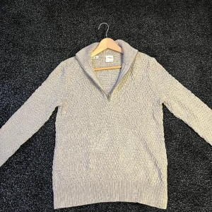 Selected homme halfzip - 🟦 säljer denna extremt fräscha selected homme halfzip som endast är använd ett par gånger. Skick: 9/10. Priset är inte hugget i sten. Tveka inte att höra av er vid frågor eller om ni vill ha mer bilder! 🟦