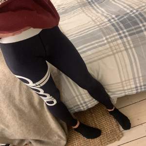 Snygga tights från aimn jag säljer då jag aldrig använder längre storlek S men de är töjbara så passar M också mörkblåa ser svarta ut på bilden💕💕