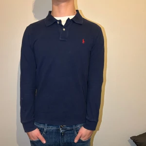 Rugbytröja Polo Ralph Lauren  - Snygg Ralph lauren långärmad piké | Storleken är XL 18-20 år, sitter som M | Skick 7/10 | Hör av er vid frågor!