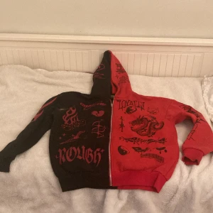 Rödsvart hoodie med coola prints, har använt den 2-3 gånger och den är i perfekt skick! Inget fel på den bara inte min stil! ❤️🖤 - Inget fel, perfekt skick! 