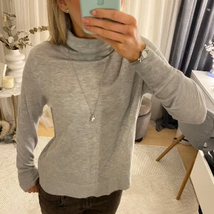 Stickad tröja - Säljer denna otroligt sköna tröjan!! Såå mjukt wool bleand material🥰🥰 superskick!!