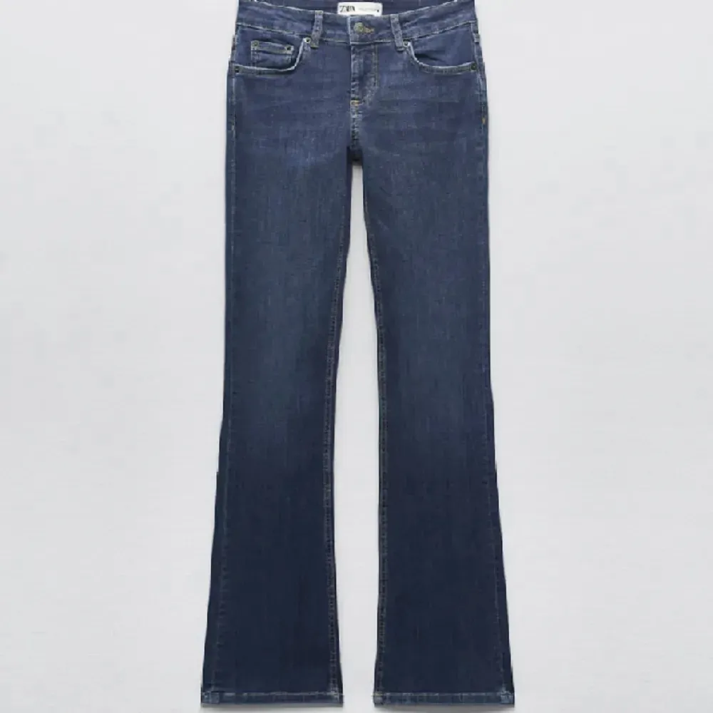 Säljer mina mörkblåa zara jeans. Jag brukar ha 36 i byxor och dom sitter bra på mig och är 168. Finns inte på zara längre😍. Jeans & Byxor.
