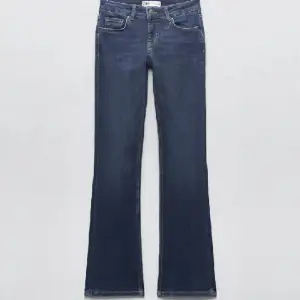 Säljer mina mörkblåa zara jeans. Jag brukar ha 36 i byxor och dom sitter bra på mig och är 168. Finns inte på zara längre😍
