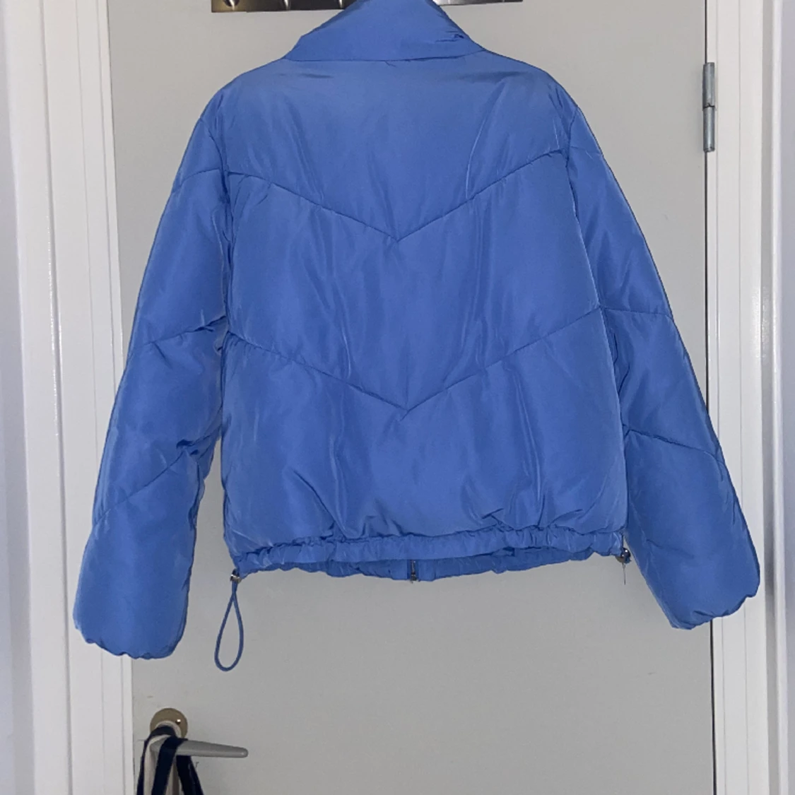 Ljusblå pufferjacka cropped - 90