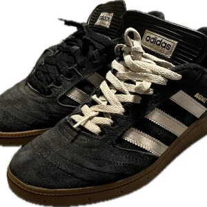 Adidas Buseintz  - säljer dessa skit snygga Adidas buseintz  som är flitigt använda och är trasiga på högerskon (bild 2) kom gärna med prisförslag och frågor 🙏