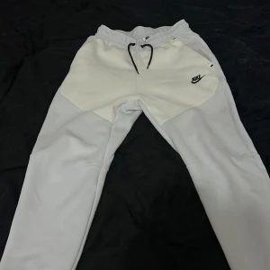 Nike tech  - Tjena, säljer denna Nike tech i storlek XS-S skulle mer säga åt S hållet, jag är ca 178 å den passar mig bra. 