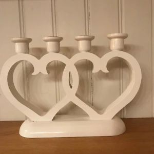 Ljusstake från cervera - Vacker vit ljusstake med formen av två hjärtan. Kartong finns kvar. Perfekt till alla hjärtans dag!