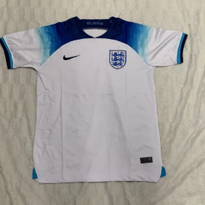 England landslags tröja - Helt oanvänd, skick 10/10. Använder ej den. Storlek M  Kontakt via dm