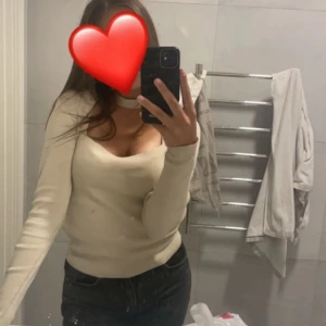 Zara tröja  - Populära zara tröjan som längre inte kommer till användning därav säljer jag den💞