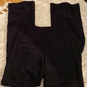 Gina Tricot Kostymbyxor - Sååå fina Gina Tricot kostymbyxor i storlek XS som är för långa på mig i benen, super bra i midjan annars.  