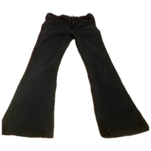 Svarta utsvängda jeans  - Mycket fint skick på dessa utsvängda jeans. Kommer aldrig till användning därav säljer jag dem. Total längden ca 103 cm, midja 36 cm