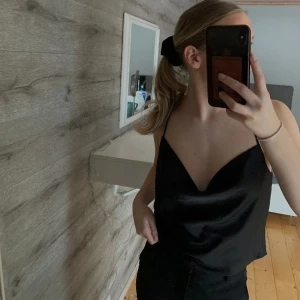 Svart topp - Svart topp i toppenskick, använd enstaka gång💕