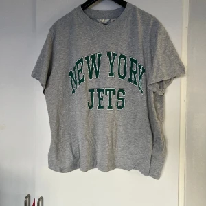 T-shirt  - En grå T-shirt från hm med tryck. Använd fåtal gånger. Pris kan diskuteras 