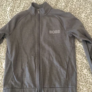 Hugo boss tröja - 2 år gamla modellen på boss. Gott skick inga skador. 