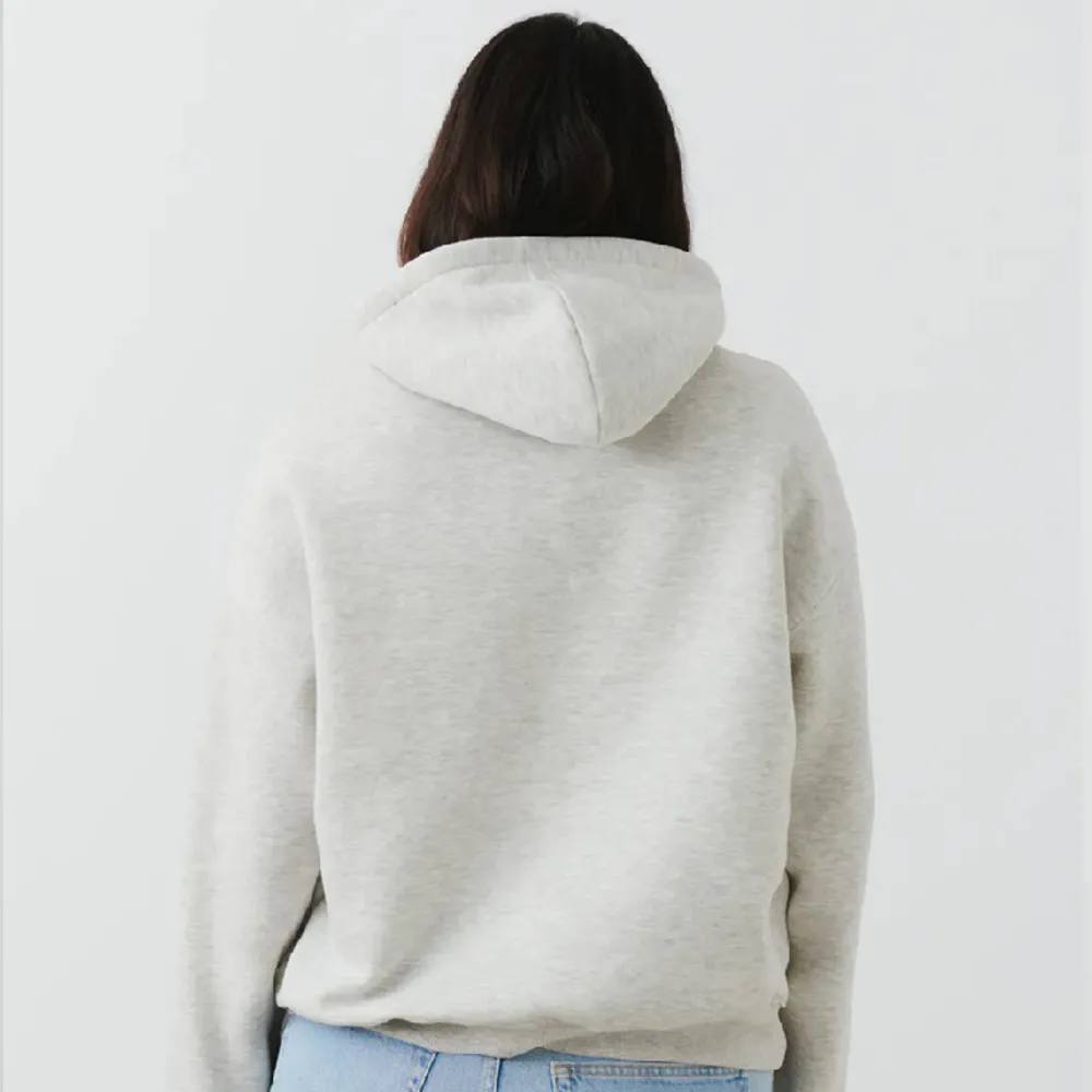 Säljer denna nästintill oanvänd gina tricot hoodie i ljus gråt😊Storlek xs men skulle säga att den är stor i storlek . Hoodies.