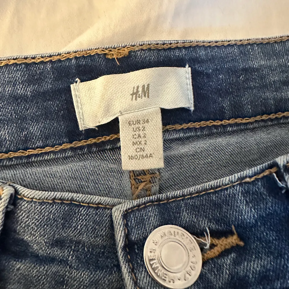 Säljer dessa super fina högmidjade bootcut/flare jeans då de aldrig kommer till användning. De är från hm i stl 34, ord pris är 200 kr så säljer de därför för 150 kr + frakt. Jeansen är använda några få gånger och är i fint skick. Öppen för frågor🙌🏼💞. Jeans & Byxor.