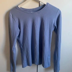 Tröja  - Basic blå tröja. Köparen står för frakt.