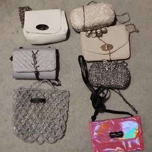 Säljer en massa oanvända handväskor, en rosa Kendall+Kylie, en YSL från Turkiet och lite andra:) kommentera/dma för pris