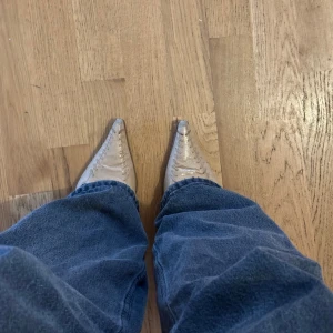 Kitteln heels  - Kitteln heels i beige med detaljer