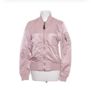 Alpha industries - bomberjacka - Äkta Alpha industries bomberjacka i storlek S/Small Som ny, använd ett par få gånger!  Pris kan diskuteras.
