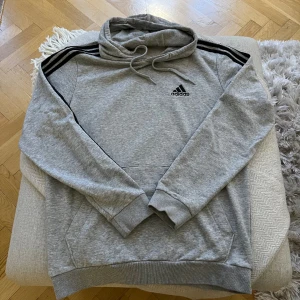 Träningshoodie från Adidas - Hoodie/träningströja från Adidas, endast provad, klippte av lapparna och kan därav inte lämna tillbaka xd